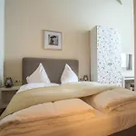 4Bdr Historical Spirit Apt By Ruterra